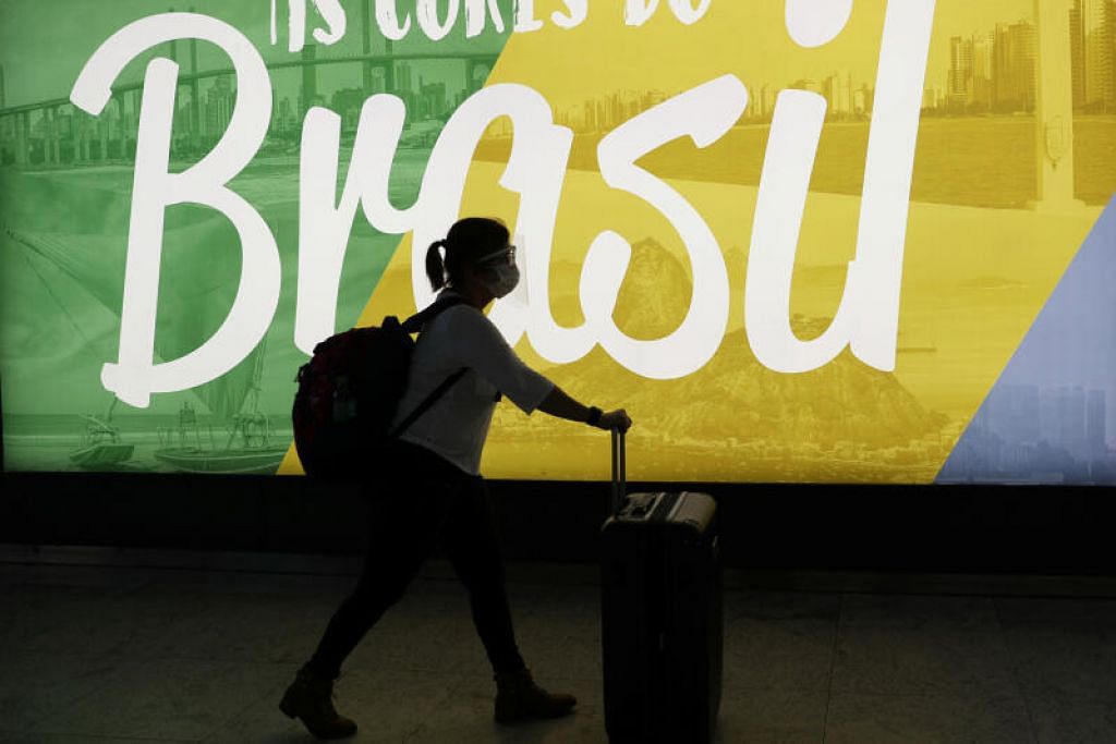LANGKAH TEGAS: Amerika Syarikat mengumumkan tindakan larangan dua hari lebih awal bagi warga asing yang mahu memasuki negara itu dari Brazil. Kelihatan seorang pengembara membawa begnya di Lapangan Terbang Antarabangsa Guarulhos di tengah-tengah penularan koronavirus dekat Sao Paulo, Brazil, semalam. 