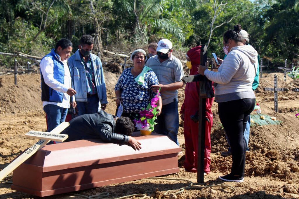 TANGISAN PERPISAHAN: Sekumpulan orang menangisi pemergian mangsa penyakit Covid-19 di Tanah Perkuburan Covid-19 di Trinidad, Bolivia, di Amerika Selatan, semalam.
