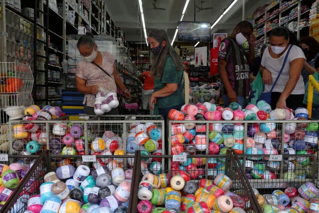 BRAZIL: Orang ramai membeli-belah dengan memakai pelitup di Sao Paulo. Brazil berada di belakang Amerika dalam catatan jangkitan dan kematian terbesar. Ia melaporkan 1,067,579 kes dengan 49,976 kematian. - Foto REUTERS
