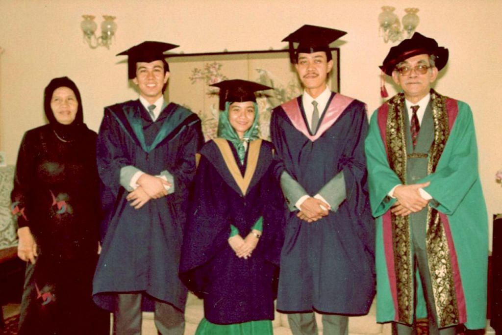 RAIKAN KEJAYAAN BERSAMA: Dr Mukhlis (dua dari kanan) bersama datuk saudaranya A. Samad Ismail (kanan) dirakam meraikan kejayaan meraih ijazah sarjana muda dan Doktor Kehormat pada 1987. Bersama mereka ialah (dari kiri) isteri A. Samad Ismail, Cik Hamidah Hassan; dan lulusan NUS lain dalam keluarga, iaitu anak saudara A. Samad Ismail, Encik Muhammad Hidhir Abdul Majid yang meraih ijazah sarjana muda undang-undang dan cucu saudara A. Samad Ismail, Cik Nashitah Mustafa, yang meraih ijazah sarjana muda sains. – Foto ihsan NASHITAH MUSTAFA