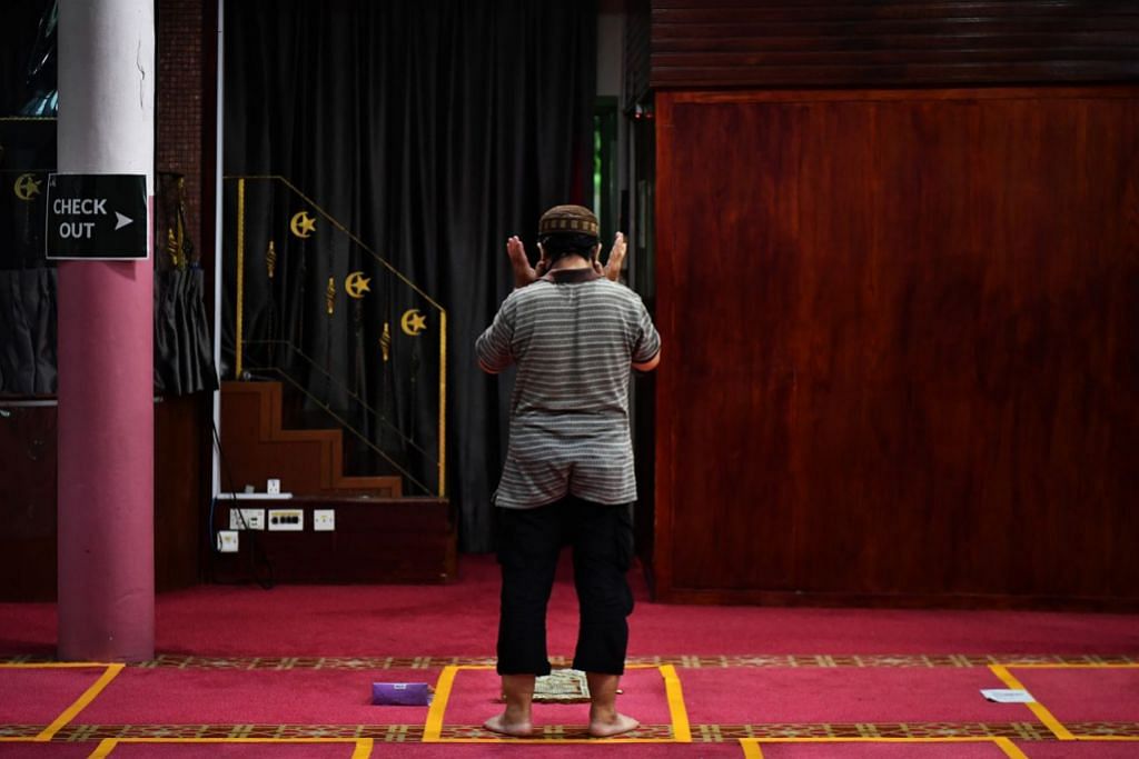 LUAR KELAZIMAN: Seorang lelaki menunaikan solat di dewan Masjid En-Naeem pada 3 Disember 2020. Langkah menjarakkan anggota jemaah diambil sebagai langkah mencegah jangkitan virus dalam suasana pandemik Covid-19. – Foto BH oleh LIM YAOHUI
