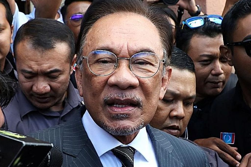 Kerajaan PH tumbang, Mahathir dilantik perdana menteri sementara 