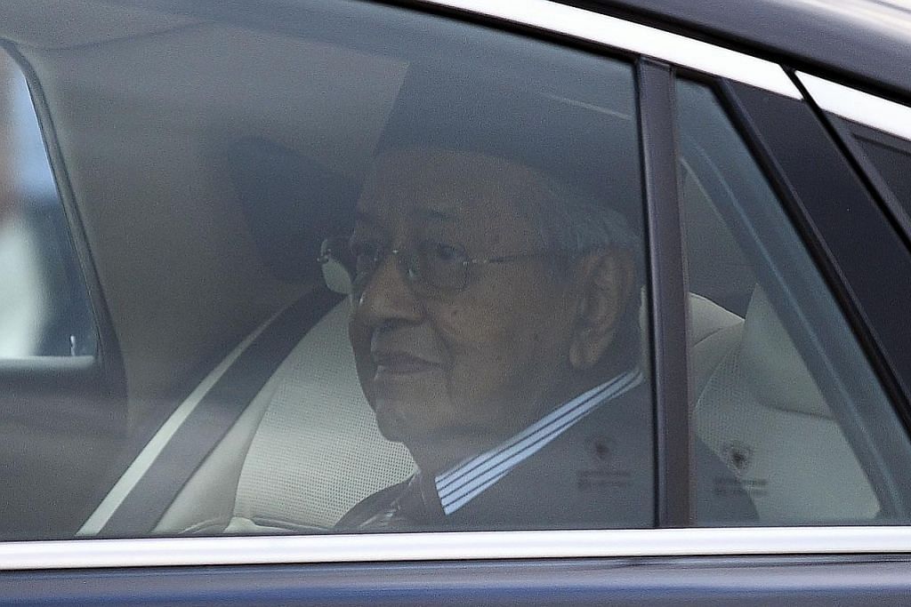 Kerajaan PH tumbang, Mahathir dilantik perdana menteri sementara 