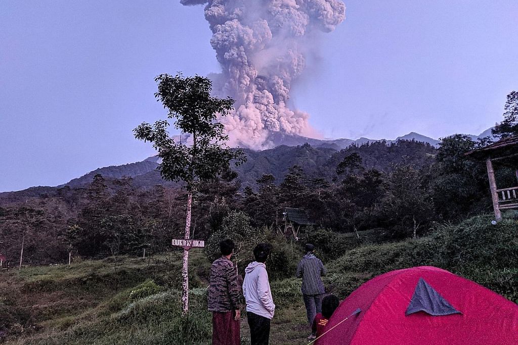 Gunung Merapi di Indonesia meletus, lapangan terbang ditutup