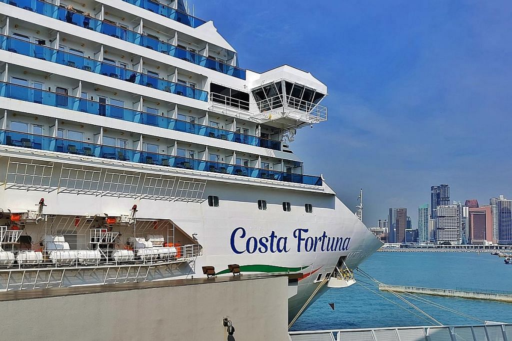 Penumpang Costa Fortuna turun di pelabuhan SG