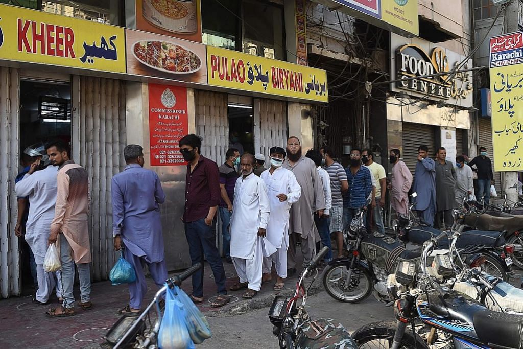 Warga Pakistan banjiri masjid, pasar - tak hiraukan jarak selamat