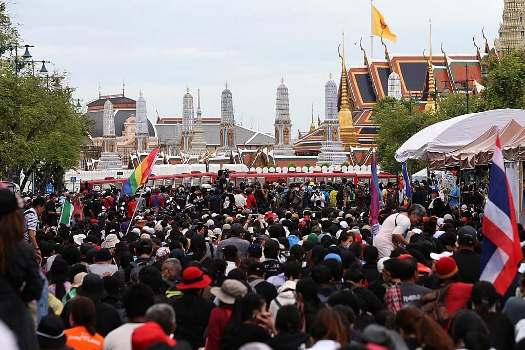 Penunjuk perasaan berarak di Bangkok untuk sampaikan surat kepada raja