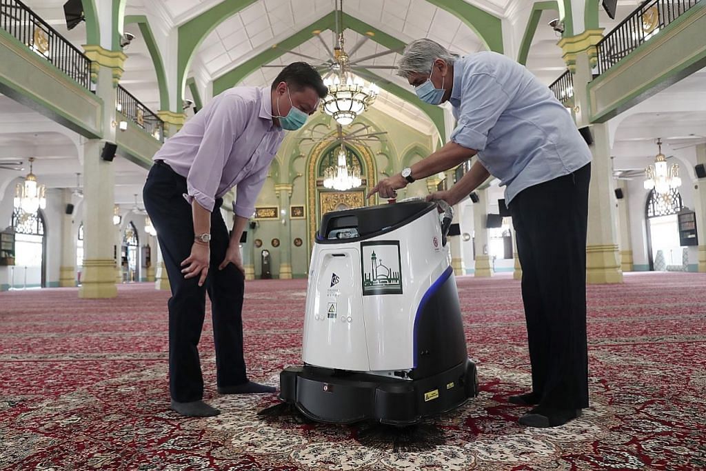 Robot bantu bersihkan Masjid Sultan