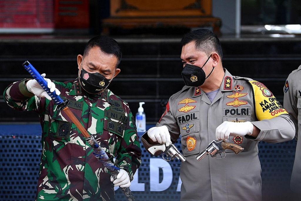 Polis Indonesi Beri Basikal