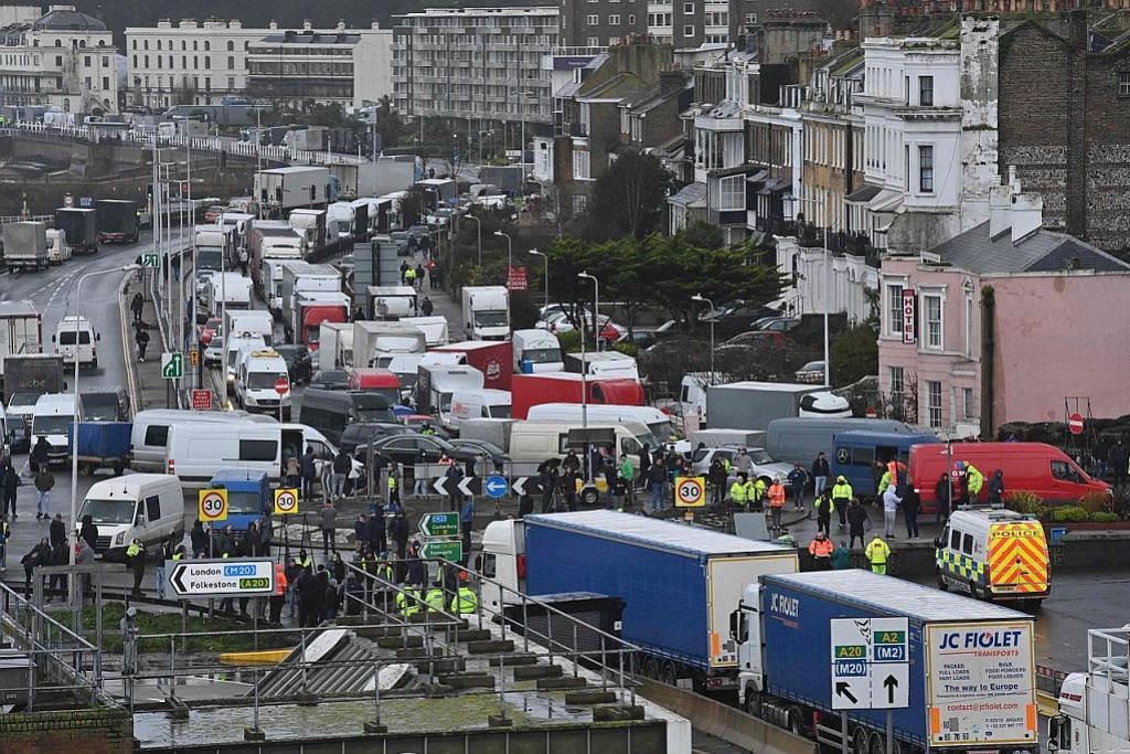 Ribuan drebar trak terkandas di England bertelagah dengan polis