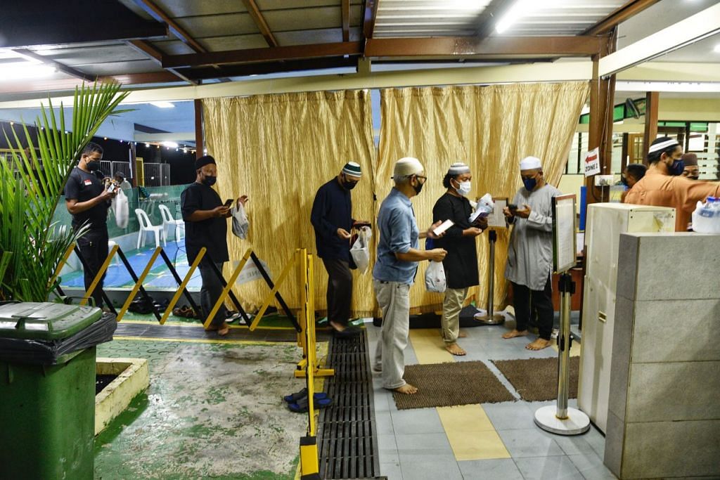 BANTUAN SUKARELAWAN: Setiap hari sukarelawan membantu memastikan pengurusan jarak selamat dilaksana dengan lancar dan cekap di Masjid Petempatan Melayu Sembawang.