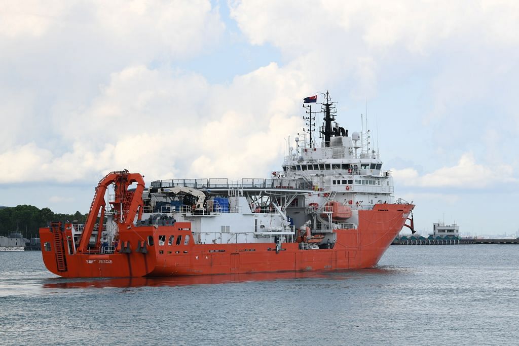 MISI MENYELAMAT: Kapal 'MV Rescue Swift' berlepas dari pangkalan tentera laut di Changi pada tengah hari 21 April lalu bagi menyertai misi mencari kapal selam Indonesia yang hilang. - Foto MINDEF