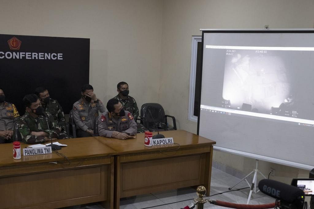PECAH DI DASAR LAUT: Pegawai tentera menunjukkan video yang dirakam dari ROV yang menunjukkan serpihan kapal selam ‘KRI Nanggala 402’ di dasar Laut Bali. – Foto EPA-EFE