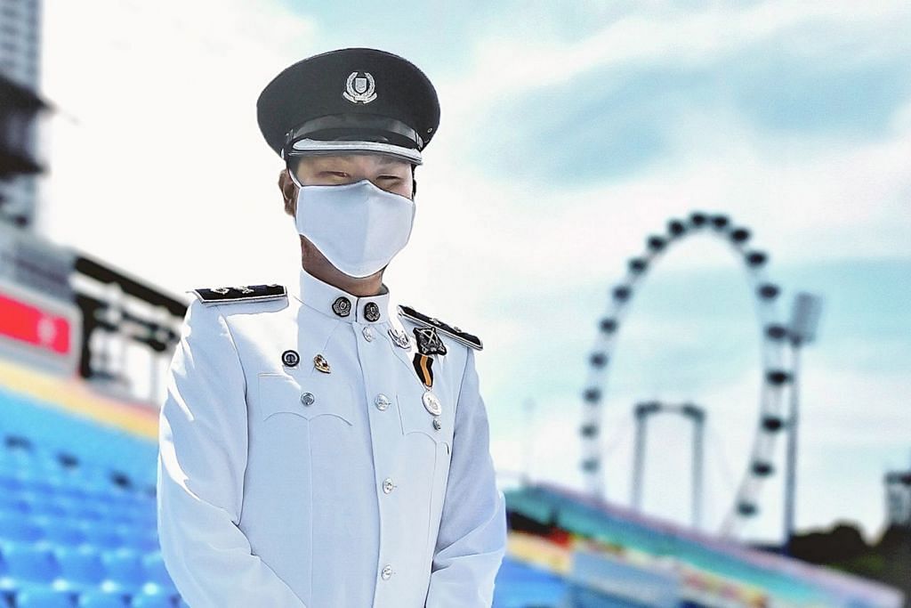 Timbalan Superintenden (DSP) Polis, Gregory Kang, yang mengetuai kontinjen kawalan kehormatan dari Pasukan Polis Singapura pada perarakan kecil di platform terapung Marina Bay – Foto JAWATANKUASA EKSEKUTIF NDP
