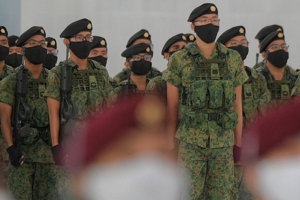 SAF: Kontinjen Angkatan Bersenjata Singapura (SAF) berdiri tegak dalam formasi semasa segmen upacara dan Perbarisan Hari Kebangsaan. – Foto BM oleh MARK CHEONG