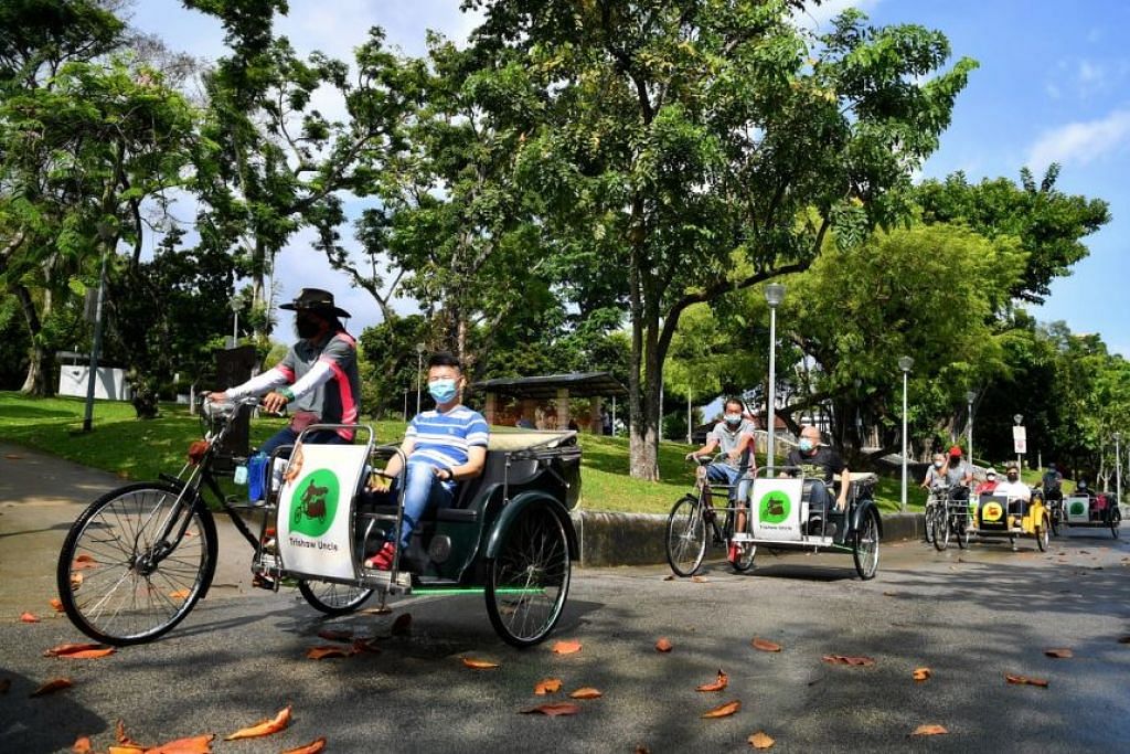 Para peserta di acara pelancaran tiga laluan jejak warisan di Taman Sembawang  berpeluang menaiki beca. 