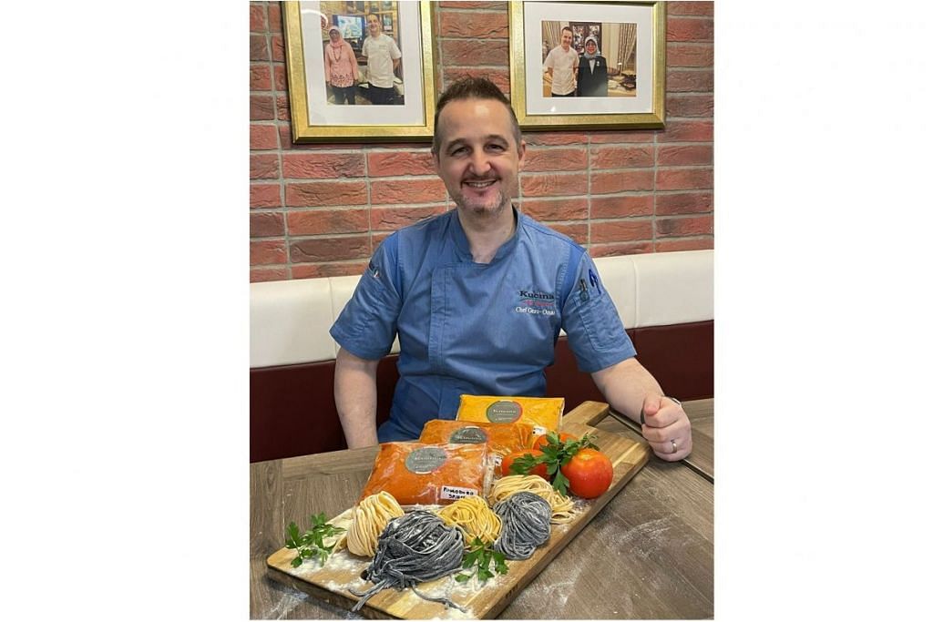 TERUS MENAKAT: Cef Omar memperkenalkan sos pasta dan pasta segar yang dijual dalam talian bagi meningkatkan penjualannya sedang sekatan Covid-19 menjejas bilangan pelanggan yang menjamu selera di restorannya. – Foto KUCINA