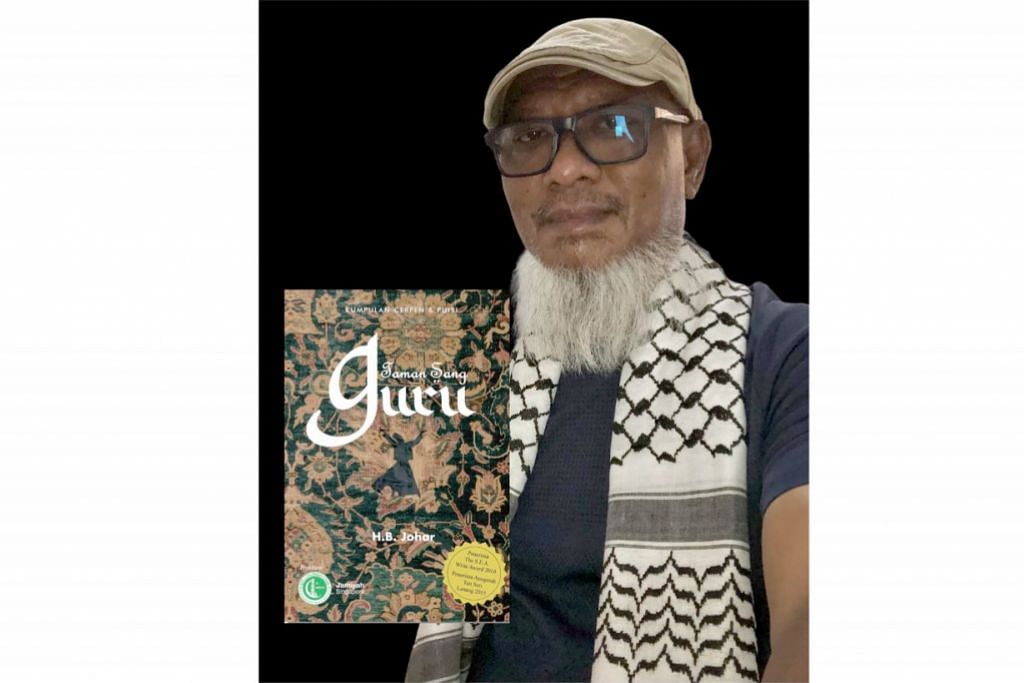 SASTERAWAN MAPAN: Penyair Johar Buang bergambar bersama karya terbaru beliau, ‘Taman Sang Guru’. – Foto FACEBOOK.COM/HJBJOHAR