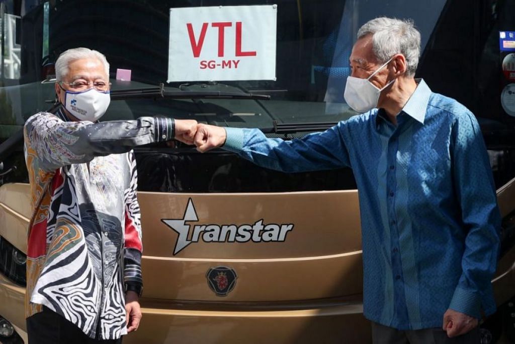 Perdana Menteri Malaysia Datuk Seri Ismail Sabri Yaakob bersama Perdana Menteri Lee Hsien Loong di pelancaran darat VTL antara Singapura dengan Malaysia di Pusat Pemeriksaan Woodlands pada 29 November. 
