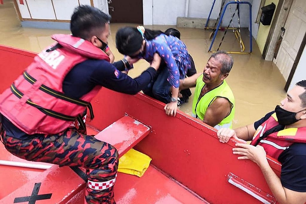 Hujan tak henti sebabkan beberapa daerah di Johor, Pahang dilanda banjir