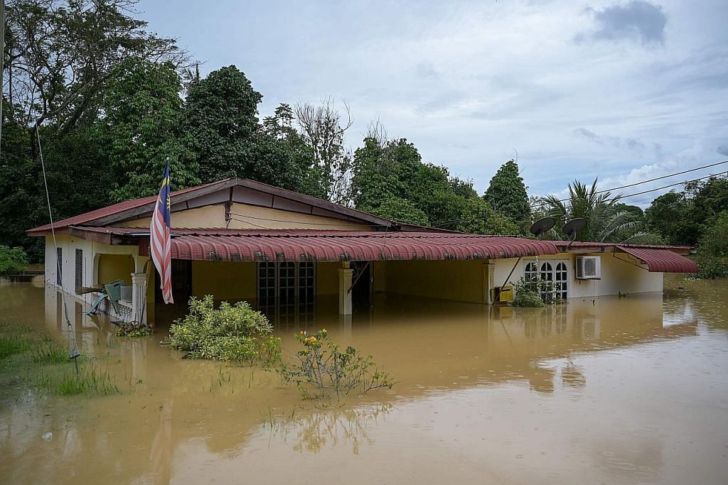 Banjir di pantai timur M'sia memburuk, reda di negeri lain