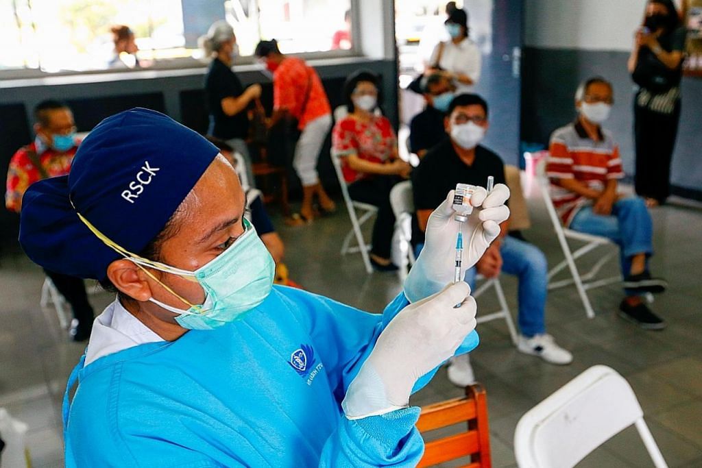Suntikan vaksin bagi suspek rasuah dan keluarga cetus kritikan di Indonesia