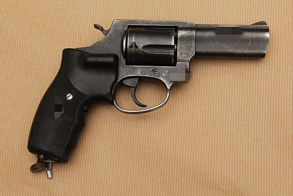 Pegawai Aetos didakwa rompak $24K dengan pistol