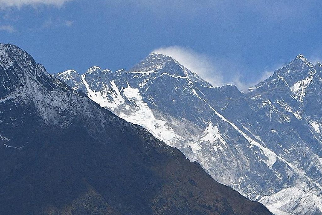 Gunung semegah Everest turut terjejas oleh Covid-19