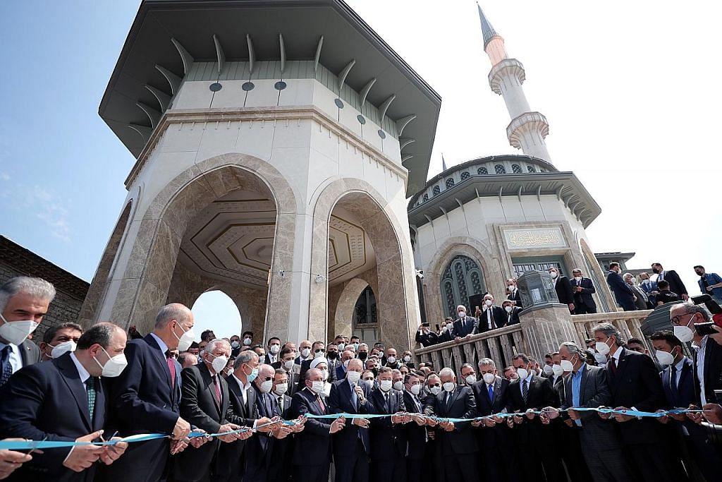 Erdogan rasmi masjid baru di Istanbul