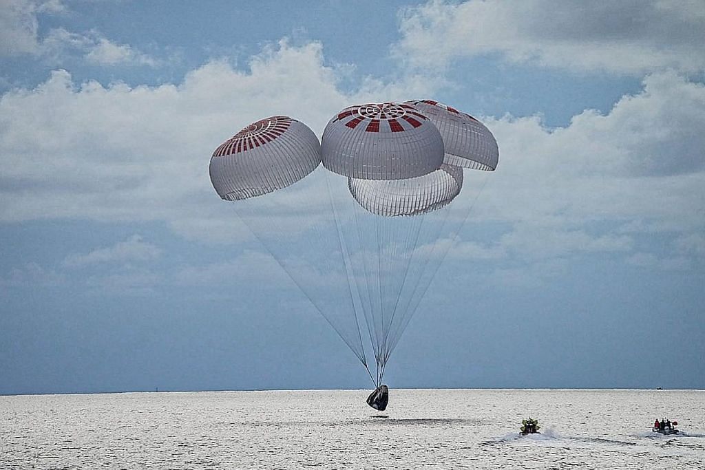 Kapsul SpaceX dengan kru awam selamat mendarat di Lautan Atlantik
