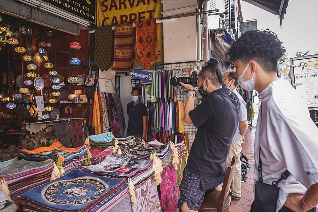 Kehadiran pelancong ibarat 'sinar' bagi peniaga di kawasan Kampong Glam