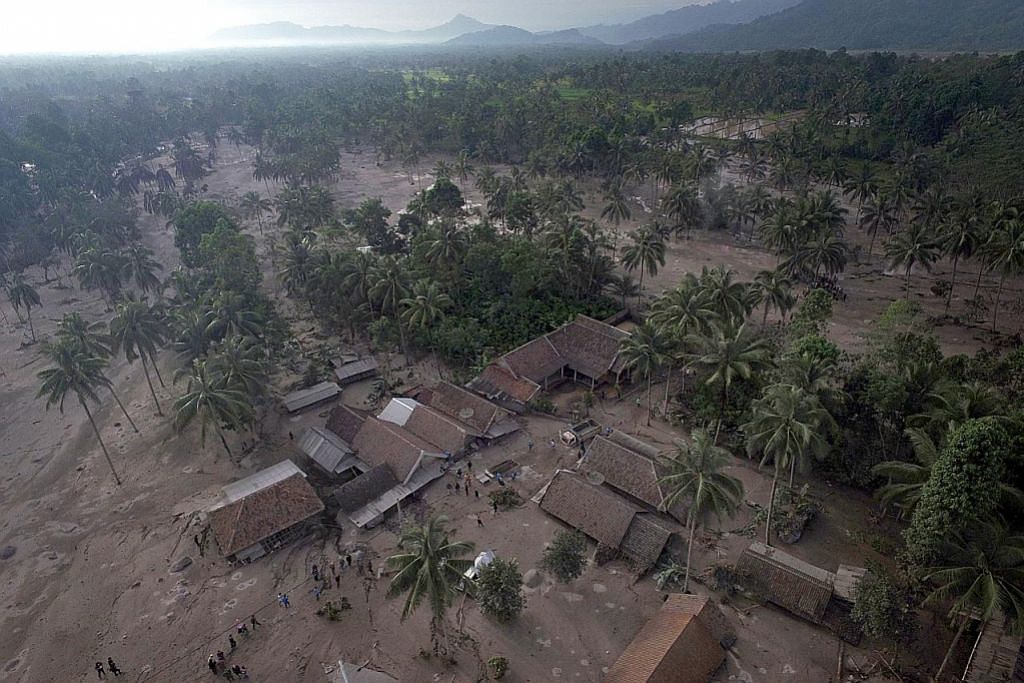 Gunung berapi Semeru di Indonesia meletus; 13 korban sejauh ini