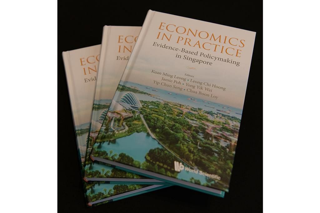 Buku rai 20 tahun Khidmat Ahli Ekonomi pemerintah SG