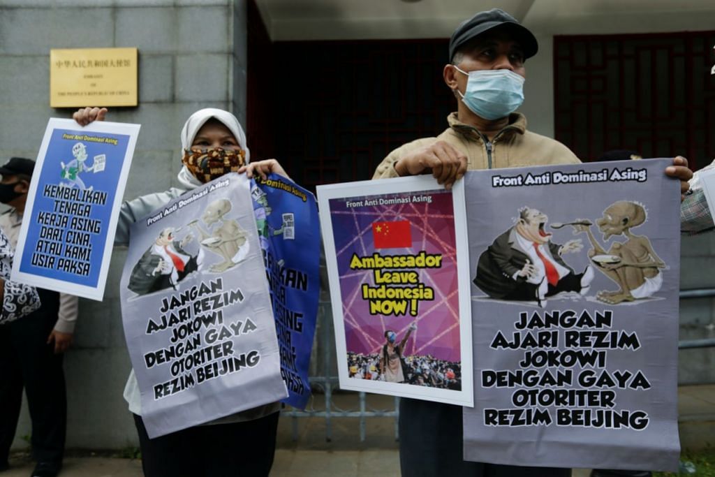 BANTAHAN TERHADAP CHINA: Beberapa penduduk Indonesia membantah di luar kedutaan China di Jakarta baru-baru ini berkaitan kemasukan kapal China di kawasan perairan Indonesia. - Foto REUTER