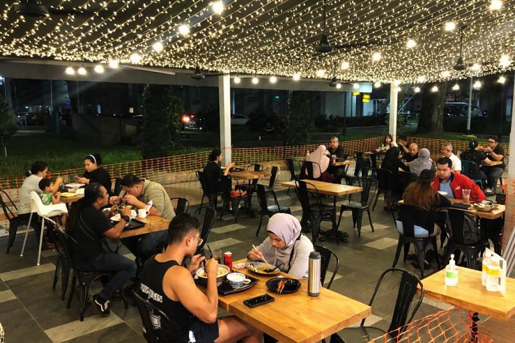 Daripada 2,200 kedai kopi dan kantin di Singapura, hanya 112 membenarkan hingga lima pelanggan yang divaksin sepenuhnya untuk menjamu selera, menurut Agensi Makanan Singapura,