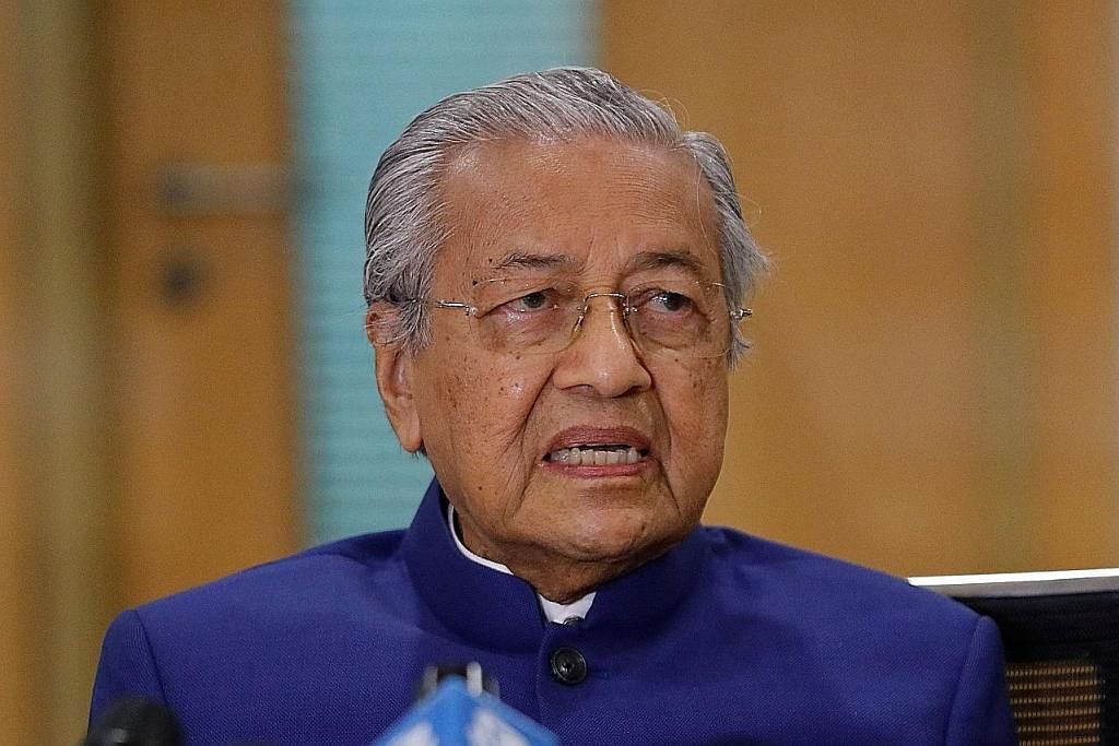 TUN DR MAHATHIR MOHAMAD: Telah berkhidmat hampir 24 tahun secara keseluruhan sebagai perdana menteri Malaysia selama dua penggal berasingan. - Foto AFP