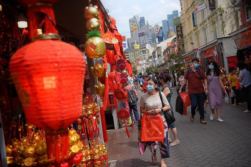 DIPERKETAT: Penguatkuasaan langkah pengurusan selamat di sekitar Chinatown dipertingkat sepanjang tempoh Tahun Baru Cina. - Foto BH oleh MARK CHEONG