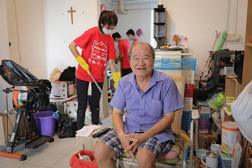 HARGAI JASA: Encik Mohamed Euno (kiri) berkata beliau gembira kerana mendapat bantuan relawan untuk membersihkan rumahnya sempena Tahun Baru Cina. Bersamanya ialah seorang relawan Habitat for Humanity, Xi Wenhan. - Foto BH oleh SAMUEL ANG TAKUT TERJA