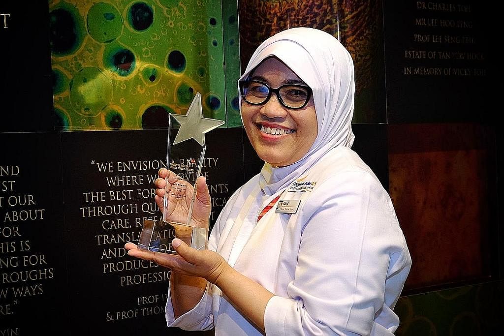 DIBERI PENGIKTIRAFAN: Cik Zulfa Anas diiktiraf dengan anugerah Superstar di Anugerah Khidmat Bermutu Kesihatan Singapura ke-12 semalam. - Foto BH oleh KHALID BABA