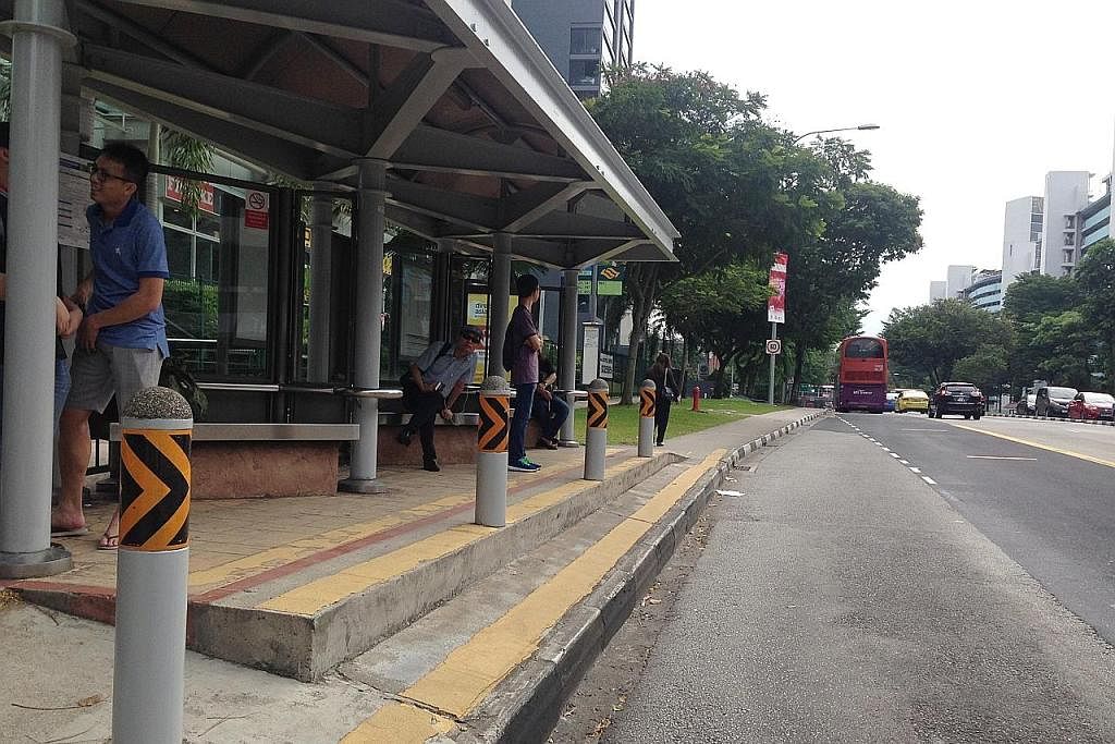 MUDAHKAN PERGERAKAN: Perhentian bas bertentangan Blok 28, Jalan Bukit Merah pada mulanya bertangga (gambar kanan), tetapi kemudian telah dipertingkat (kiri) agar ia lebih mesra warga tua. - Foto-foto LTA