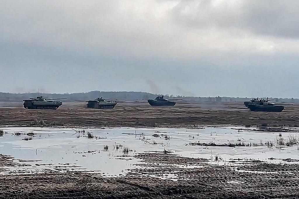 TINGKAT TEKANAN: Gambar yang dikeluarkan Kementerian Pertahanan Russia menunjukkan latihan bersama antara Russia dengan Belarus. - Foto AFP