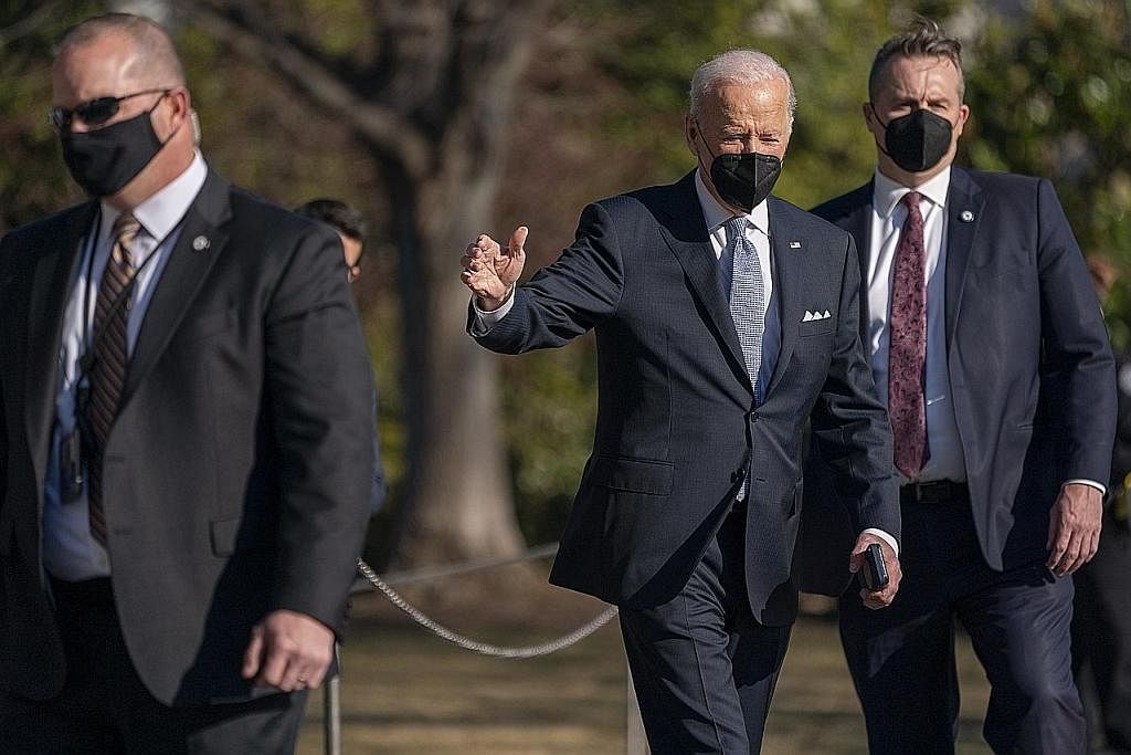 BERI AMARAN: Presiden Amerika Syarikat Encik Joe Biden (tengah) melambai kepada penyokong semasa berjalan ke arah helikopter Marine One di laman Rumah Putih di Washington, DC. Pentadbiran Encik Biden memberi amaran tentang pencerobohan Russia ke atas