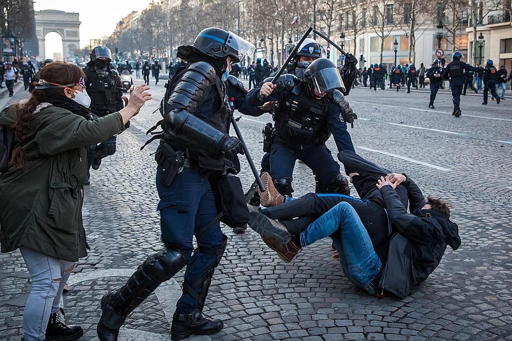 BERKAS: Polis Perancis memberkas penunjuk perasaan di Champs Elysees, Paris, Perancis. - Foto EPA-EFE