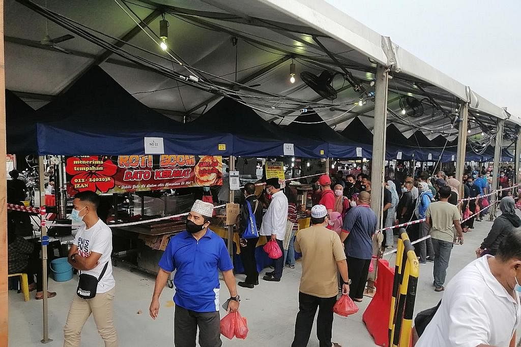 BAZAR DINANTI: Ramai peniaga kecil di Malaysia mengalu-alukan keputusan membenarkan penganjuran bazar Ramadan tahun ini. Gambar dirakam pada 16 April tahun lalu di bazar Ramadan yang diadakan di Keramat, Kuala Lumpur. - Foto BH oleh HAZLIN HASSAN