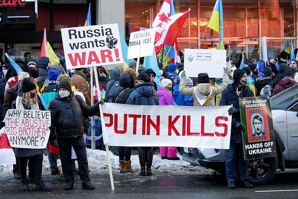 BERI SOKONGAN: Orang ramai beri sokongan ke atas Ukraine di luar Kedutaan Russia, di Toronto, Ontario, Canada. - Foto REUTERS