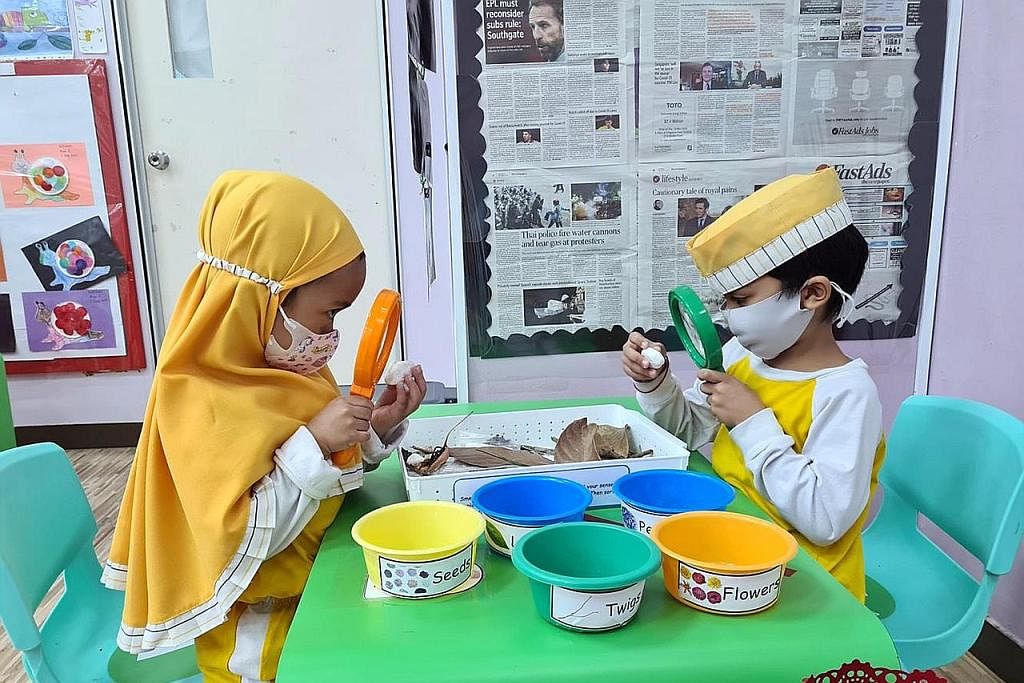 'TEROKA ALAM': Kanak-kanak di tadika Masjid Ar-Raudhah 'meneroka alam' menggunakan perkakas yang disediakan di pusat pembelajaran mereka. SERONOK BELAJAR DI KEBUN: Pembelajaran di luar darjah, di kebun kecil yang terletak di kawasan Masjid Raudhah. -