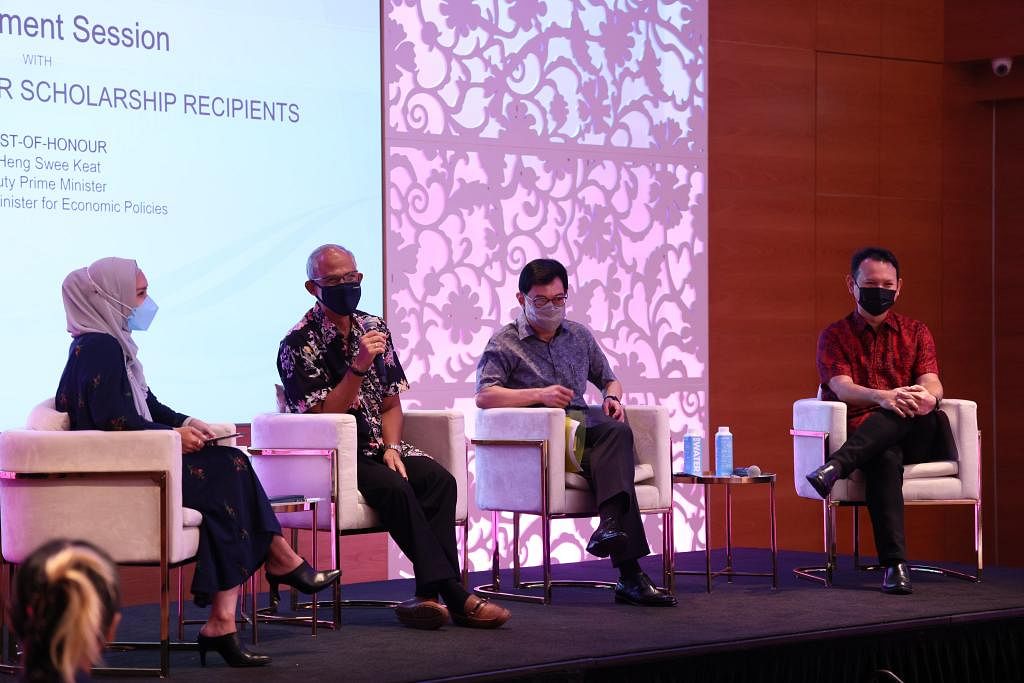 (tengah) Encik Masagos bersama Encik Heng Swee Keat dan Encik Zaqy Mohd dalam satu sesi dialog bersama saintis A*Star.