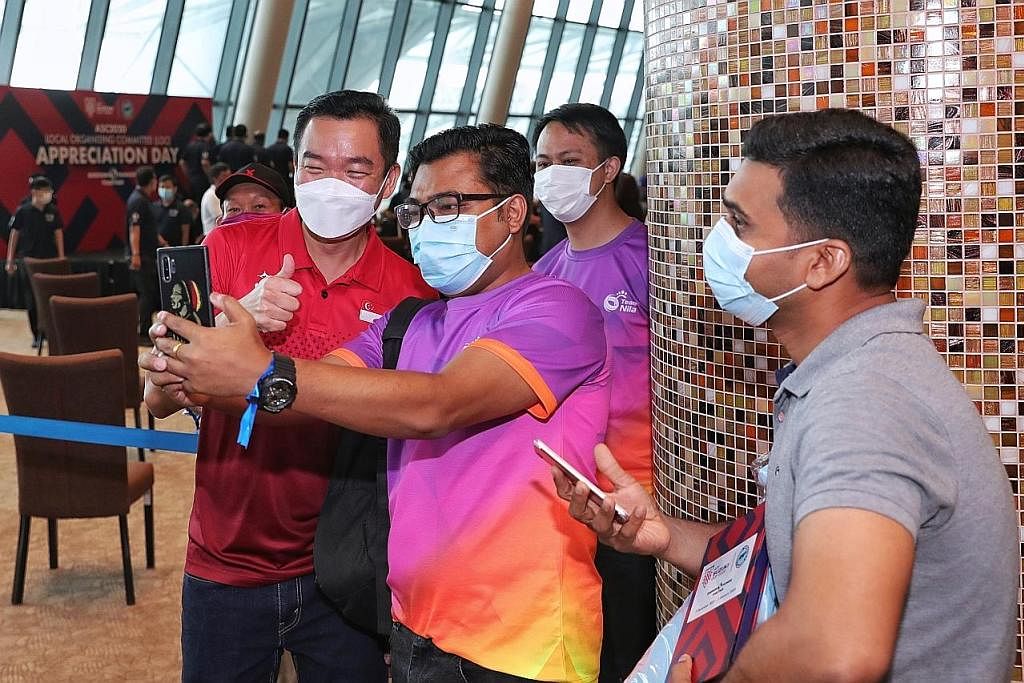 SEDIA ANJUR ACARA BESAR SUKAN: Encik Chua (paling kiri) bergambar bersama para relawan yang terlibat yang menjayakan Piala Suzuki AFF di Singapura pada Disember lalu di Hari Penghargaan Kakitangan Piala Suzuki AFF 2020 semalam. - Foto BH oleh KEVIN L
