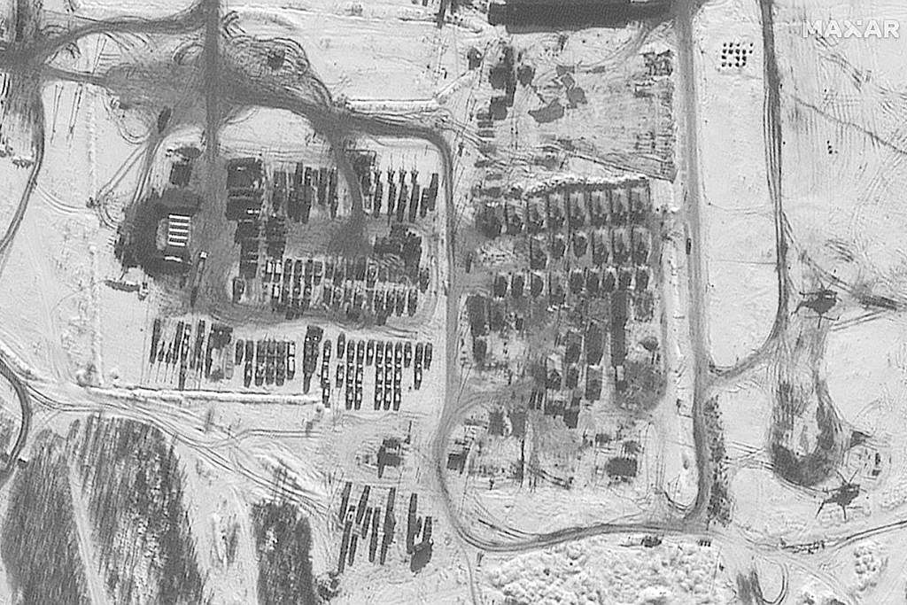 RAKAMAN SATELIT: Gambar yang dirakamkan satelit Maxar menunjukkan pengerahan gerombolan tentera dan khemah askar di Valuyki, Russia, kira-kira 27 kilometer timur sempadan Ukraine. - Foto AFP