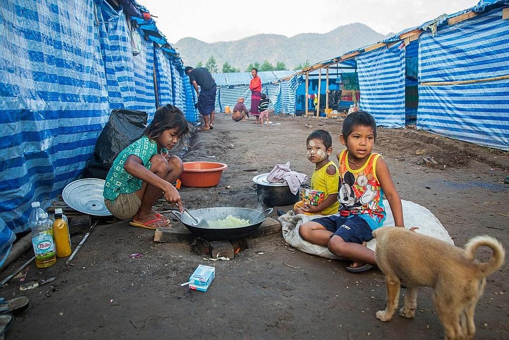JADI MANGSA: Kanak-kanak Myanmar menjadi pelarian setelah keluarga mereka terpaksa melarikan diri ke kawasan Nawphewlawl, berdekatan sempadan Myanmar-Thailand, setelah berlakunya peningkatan pertempuran antara tentera dengan kumpulan militia kaum. - 